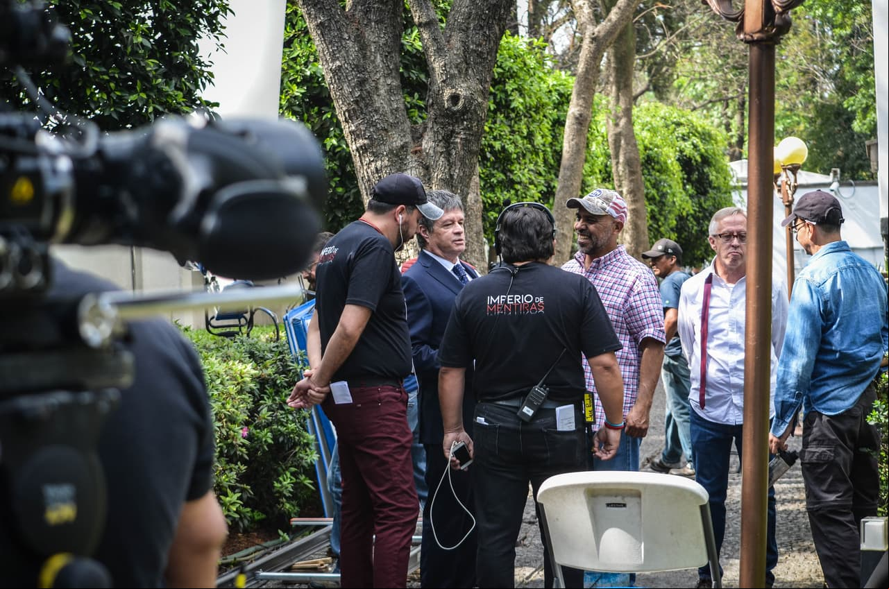 Alejandro Camacho conversa con el equipo de producción. El actor interpretará a "Eugenio", ¿qué secretos vivirá en este imperio de mentiras?