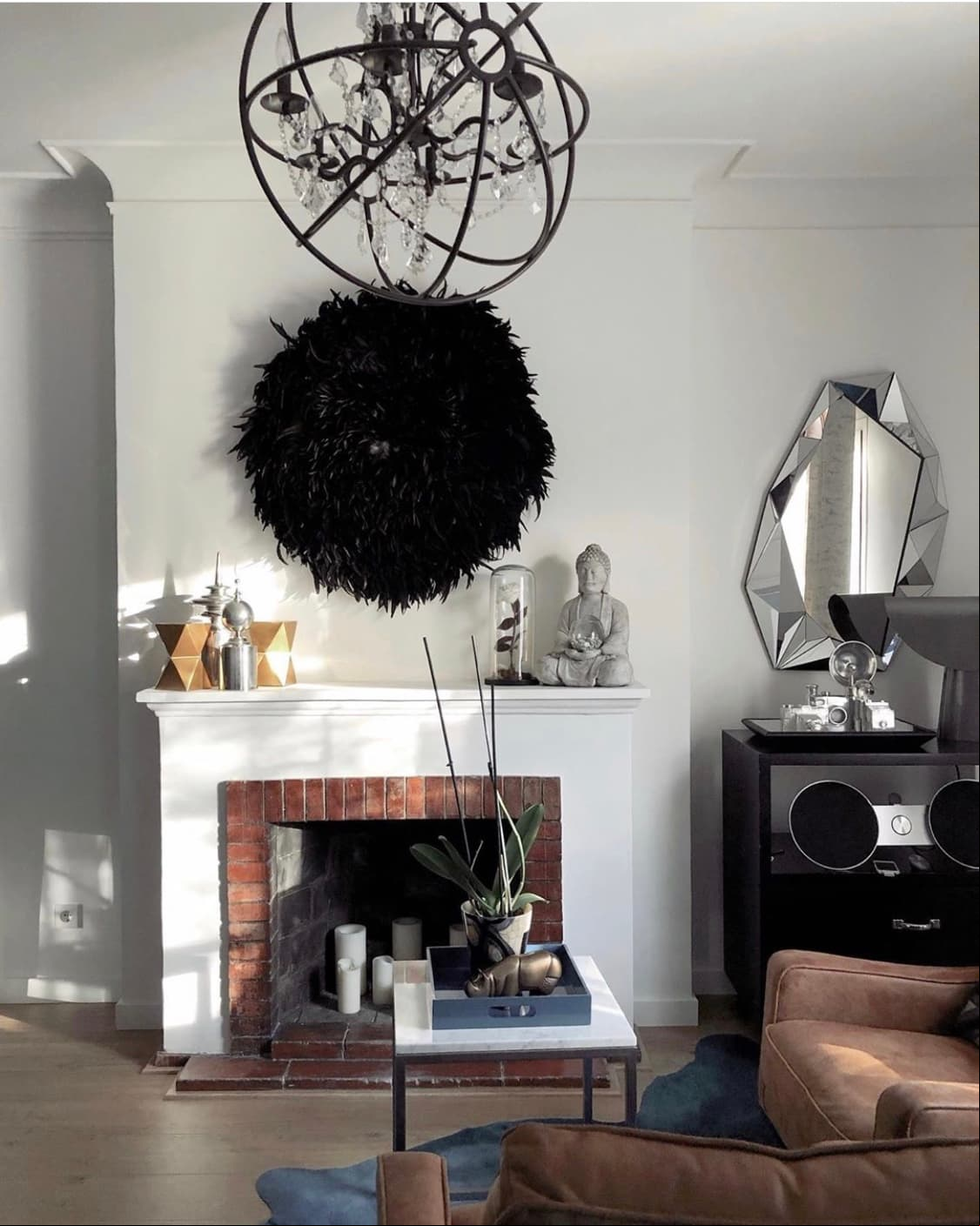 De igual manera, una clásica chimenea reposa en la sala como adorno en verano, pero necesaria en invierno por las bajas temperaturas.