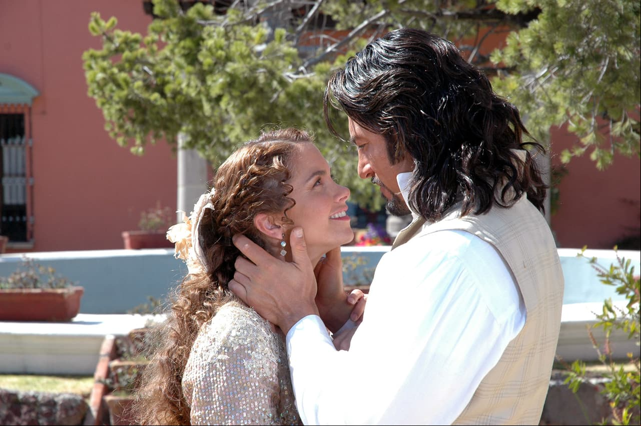 Para el año 2005, Lucero tuvo oportunidad de hacer dupla, por primera vez, con Fernando Colunga en ‘Alborada’; su personaje de ‘Hipólita Díaz’ se enamoró perdidamente de ‘Luis Manrique y Arellano’, un joven noble, nacido en el pueblo mexicano de Cuencas.