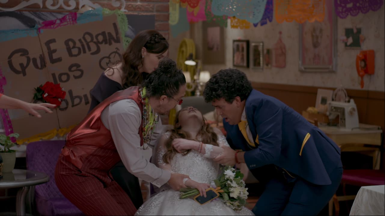 12. Martina se desmayó de la impresión y todos corrieron a auxiliarla.