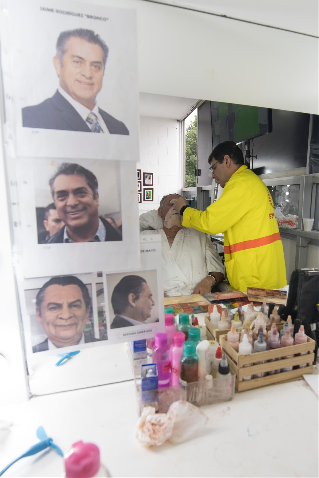 Acá podemos ver cómo la producción de El Privilegio de Mandar ya tiene fichado a 'El Bronco'... bueno, sólo para dejar a Herson Andrade igualito a 'El Mochamanos', ¡perdón!, al candidato independiente.