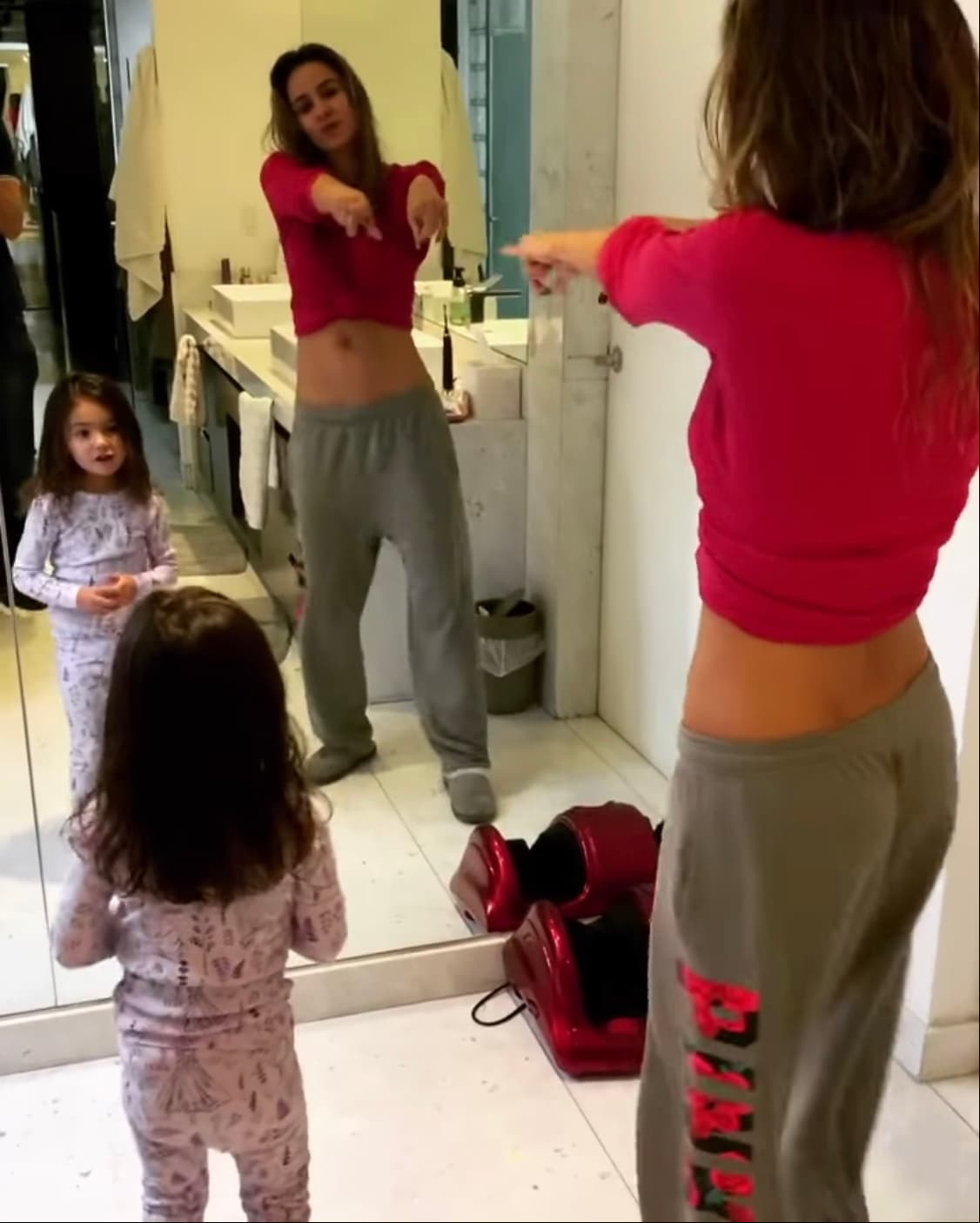 También ha mostrado su enorme baño, el cual cuenta con dos lavabos y un gran espejo. Además, conecta con su vestidor.