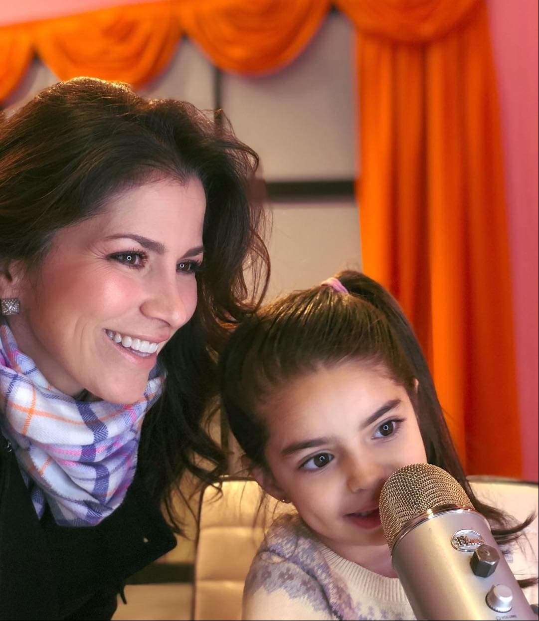 “Tengo el corazón lleno de poder estar en Nueva York por primera vez con mis amores y de celebrar el cumpleaños 60 de Barbie, una experiencia que sé que Aitana recordará por siempre”, expresó la cantante.