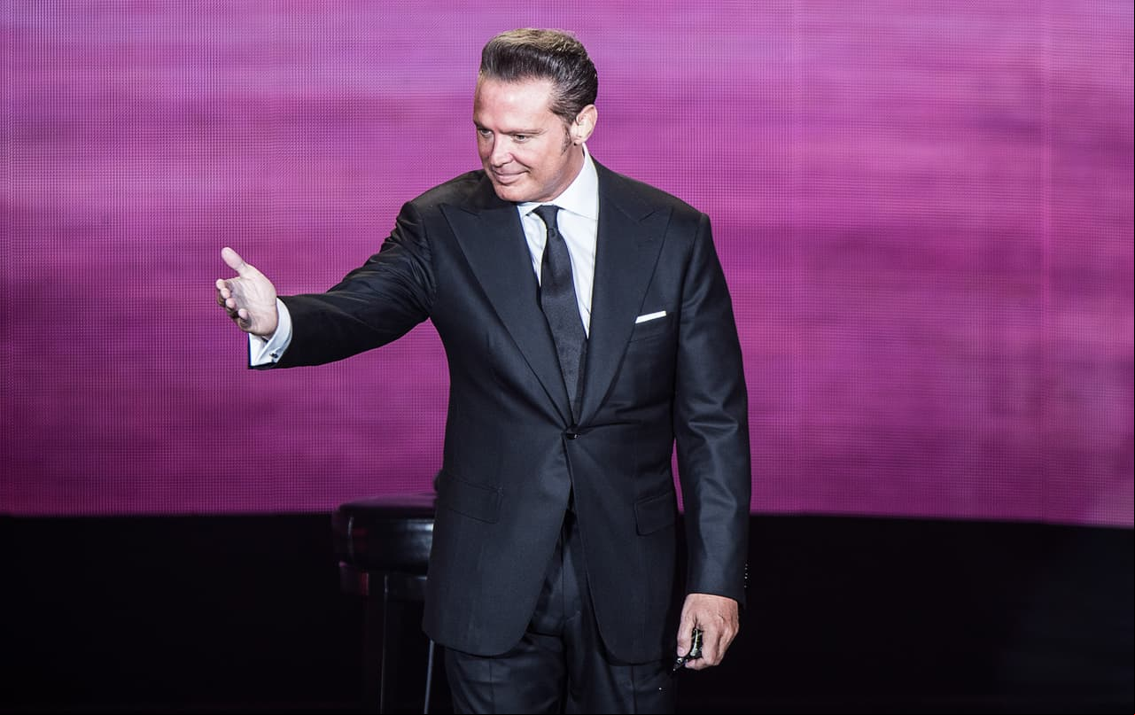 En punto de las 21:00 horas, Luis Miguel pisó el entablado del Auditorio Nacional para presentar el primer concierto de su nueva gira