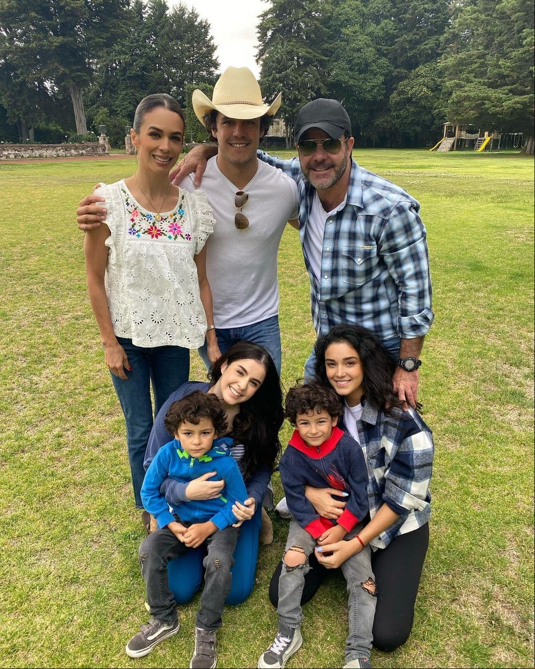 Sin embargo, fue hasta la incursión de sus hijos a las redes sociales cuando comenzó a tener una presencia constante, por lo que ahora comparte detalles de su vida privada en ellas.