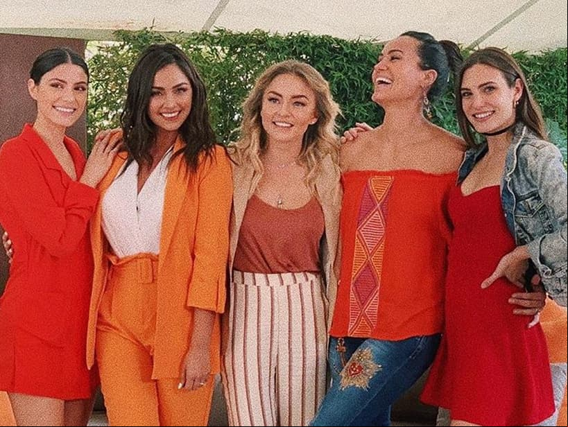“Ayer tuvimos la oportunidad de coincidir una vez más, todas y cada una de estas mujeres son muy hermosas, pero cuando les digo que hablo del interior tienen que creerme. Son mucho más hermosas por dentro de lo que son por fuera y sé muy bien que eso ya es mucho decir. Sin querer todas escogimos naranja”, escribió Bárbara el pasado 2 de abril en su cuenta de Instagram, posando junto a Claudia Martín, Angelique Boyer, Jessica Más y Macarena Achaga.