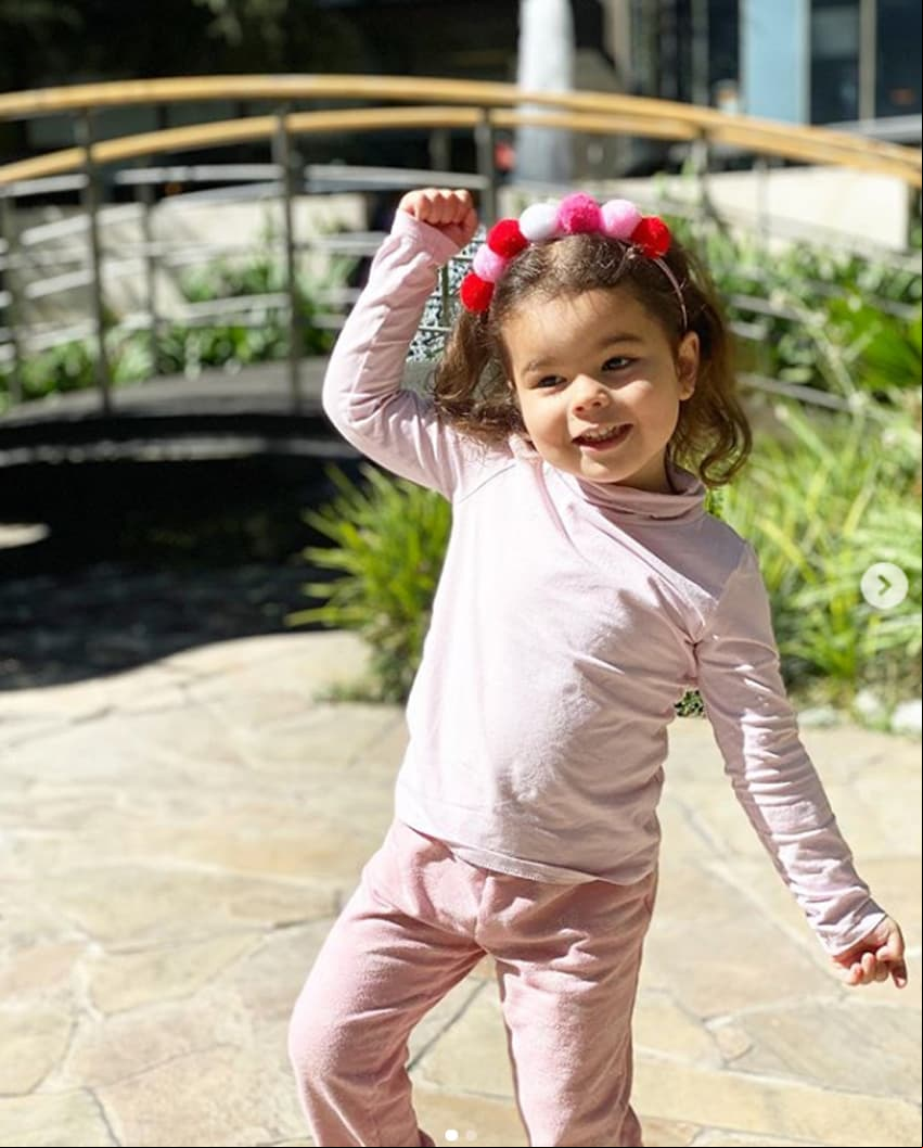 Mila, la hija de Natália Subtil y Sergio Mayer Mori, tuvo su primera aparición como modelo en 2017, al posar con ropones de bautizo para la portada de una revista para bebés.