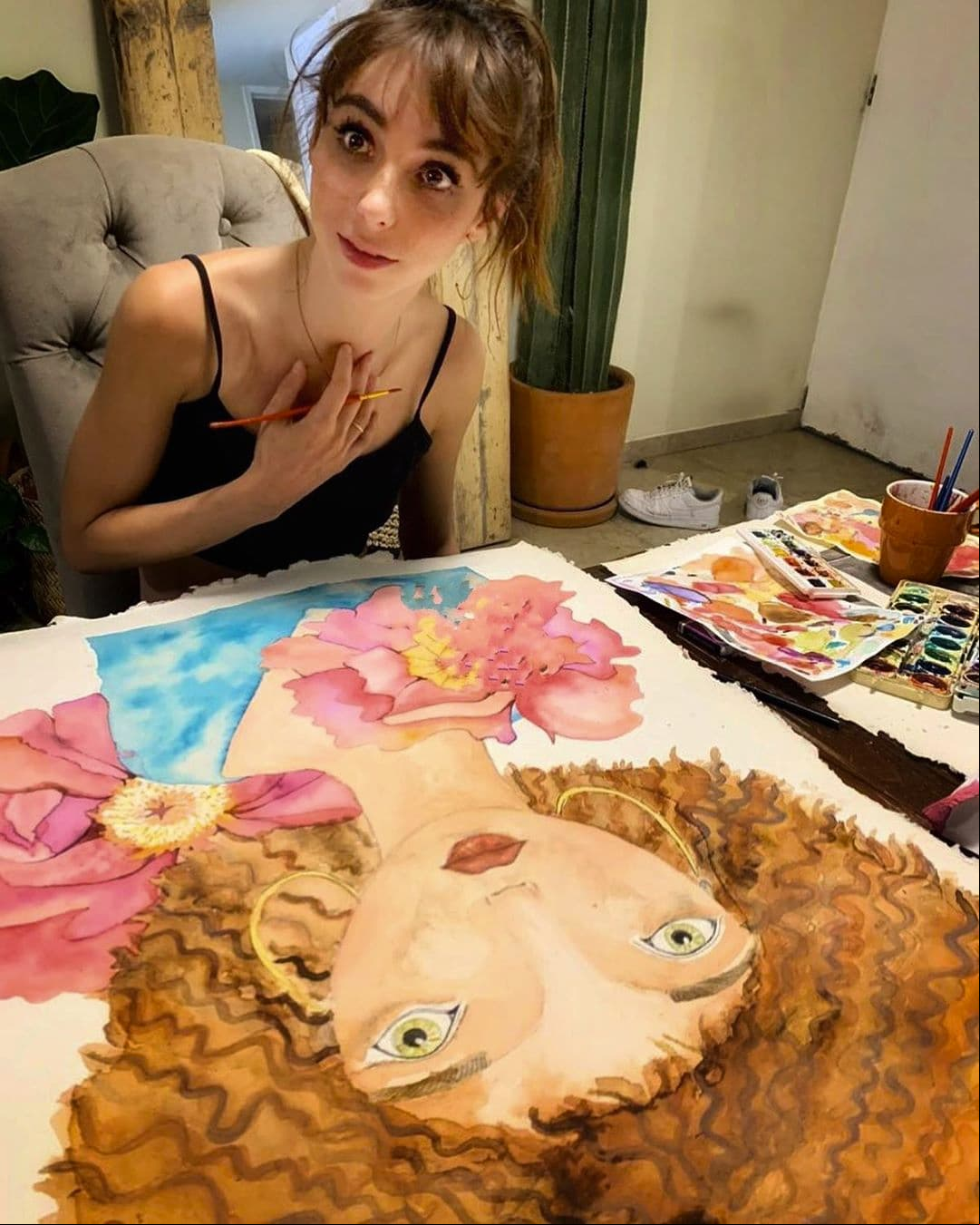 “Cuando pintas y te disculpas al mismo tiempo… eres multitask pero culpable”, dijo la estrella de ‘Veinteañera, divorciada y fantástica’ mientras mostraba algunas de sus pinturas, actividad que ha puesto en práctica durante la cuarentena.