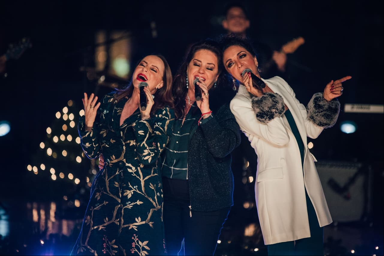 Pandora interpreta el tema "Los peces en el río" en el disco 'Nuestra Navidad'.