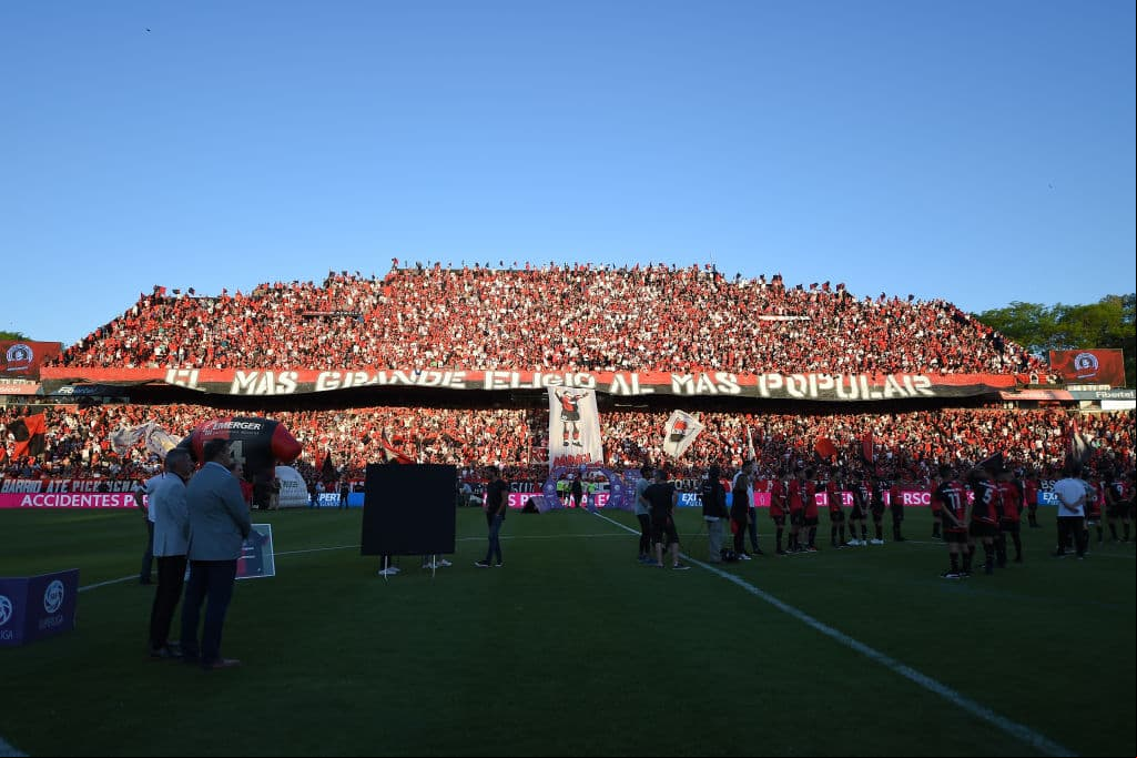 Sigue la fiebre maradoniana por el futbol argentino. En Rosario reciben como 'Dios' a Diego Armando Maradona. Gimnasia venció 0-4 a Newell's.