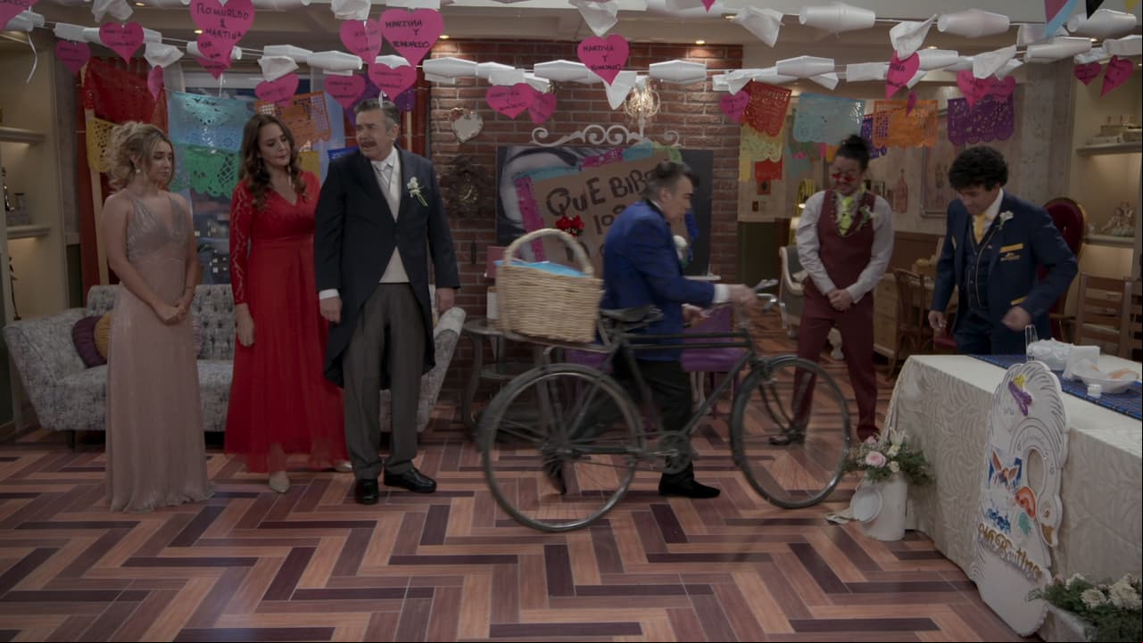 9. Carlos llega con los tacos de canasta para la boda.