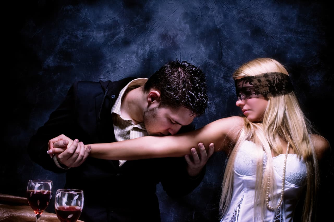 1. Deja volar tu imaginación. Inspírate en novelas eróticas o películas porno para mejorar tus encuentros sexuales. Además de sorprender a tu pareja, tu creatividad lo excitará.