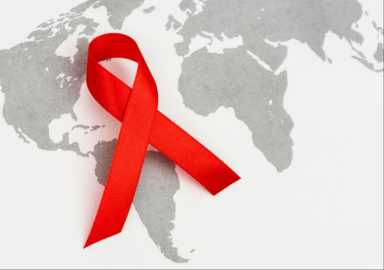 SIDA. El virus se puede transmitir mediante el o con la sangre, el semen o los fluidos vaginales infectados.