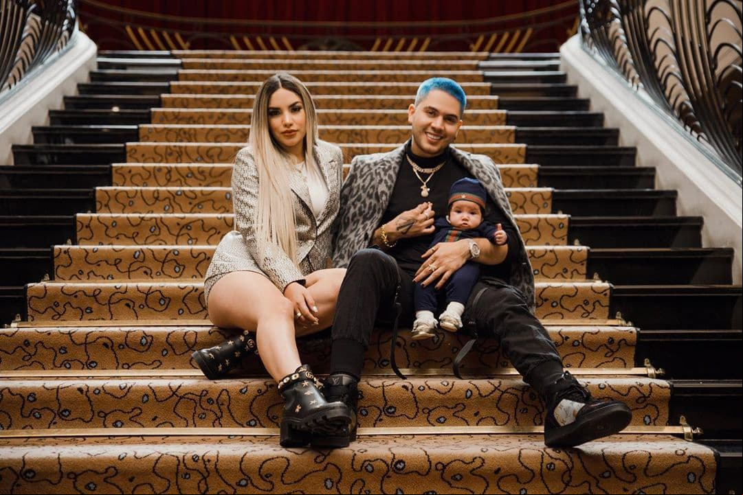 Meses después, Kimberly y Juan de Dios viajaron a París, Francia, con la pequeña Kima, mostrando una de las diapositivas de su estadía en Europa. “No pensábamos subir esta foto, cuando la tomamos solo queríamos ponerla en un cuadro para nuestra casa como recuerdo de nuestro viaje a París, pero luego de ver que graciosa se ve Kima con su dedo decidí subirla jajaja de tal palo tal astilla, hija de Youtubers, qué se puede esperar?”, dijo Kim en Instagram, en noviembre de 2019.