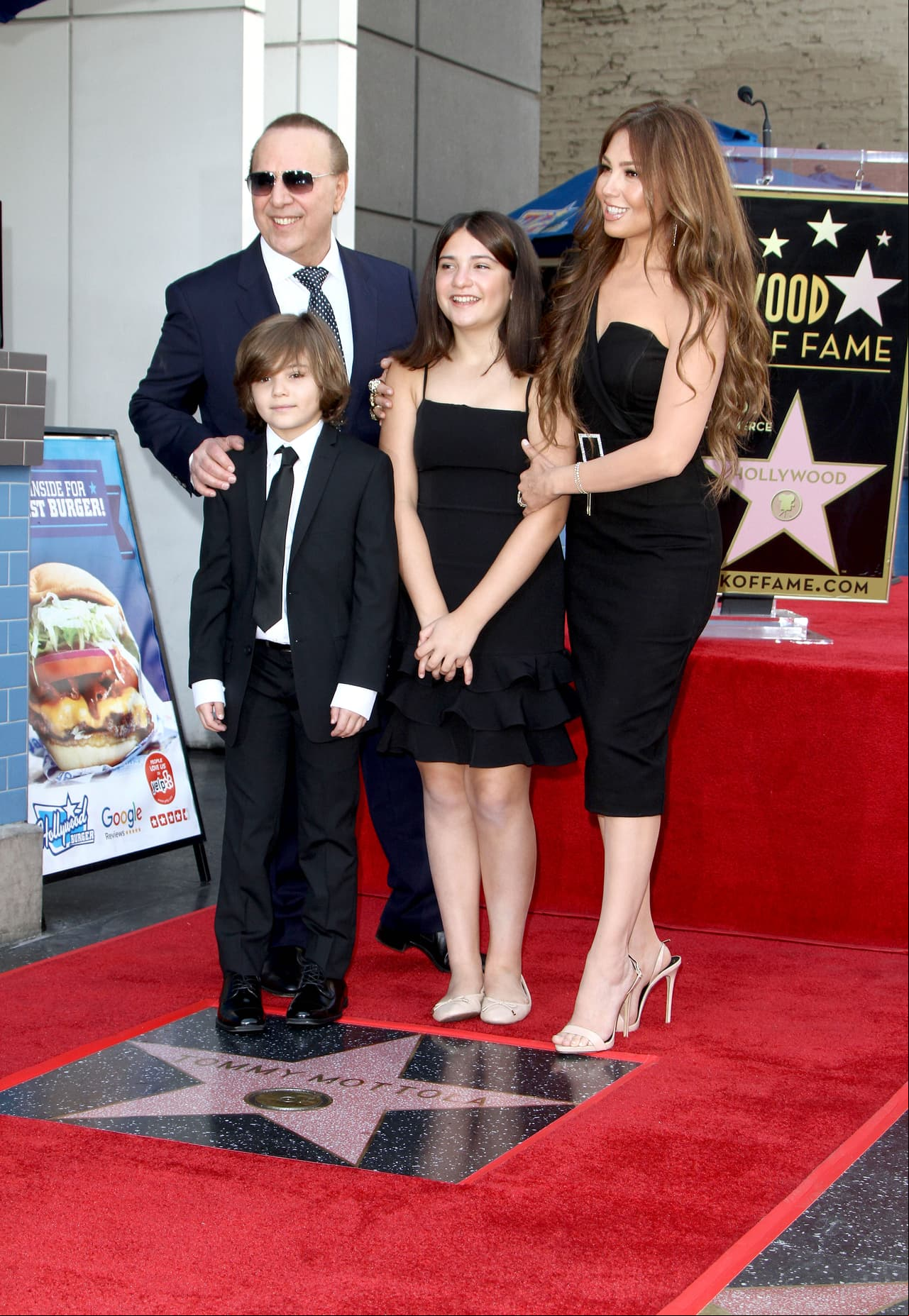 Thalía acompañó a Tommy Mottola a recibir su estrella en el Paseo de la Fama de Hollywood junto a sus hijos
