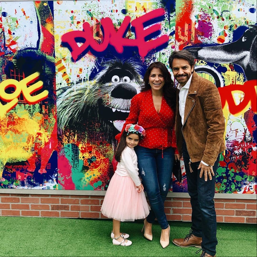 Aitana, la integrante más pequeña de la dinastía Derbez, ofreció una entrevista y hasta posó para las fotos como toda una profesional junto a sus padres.
