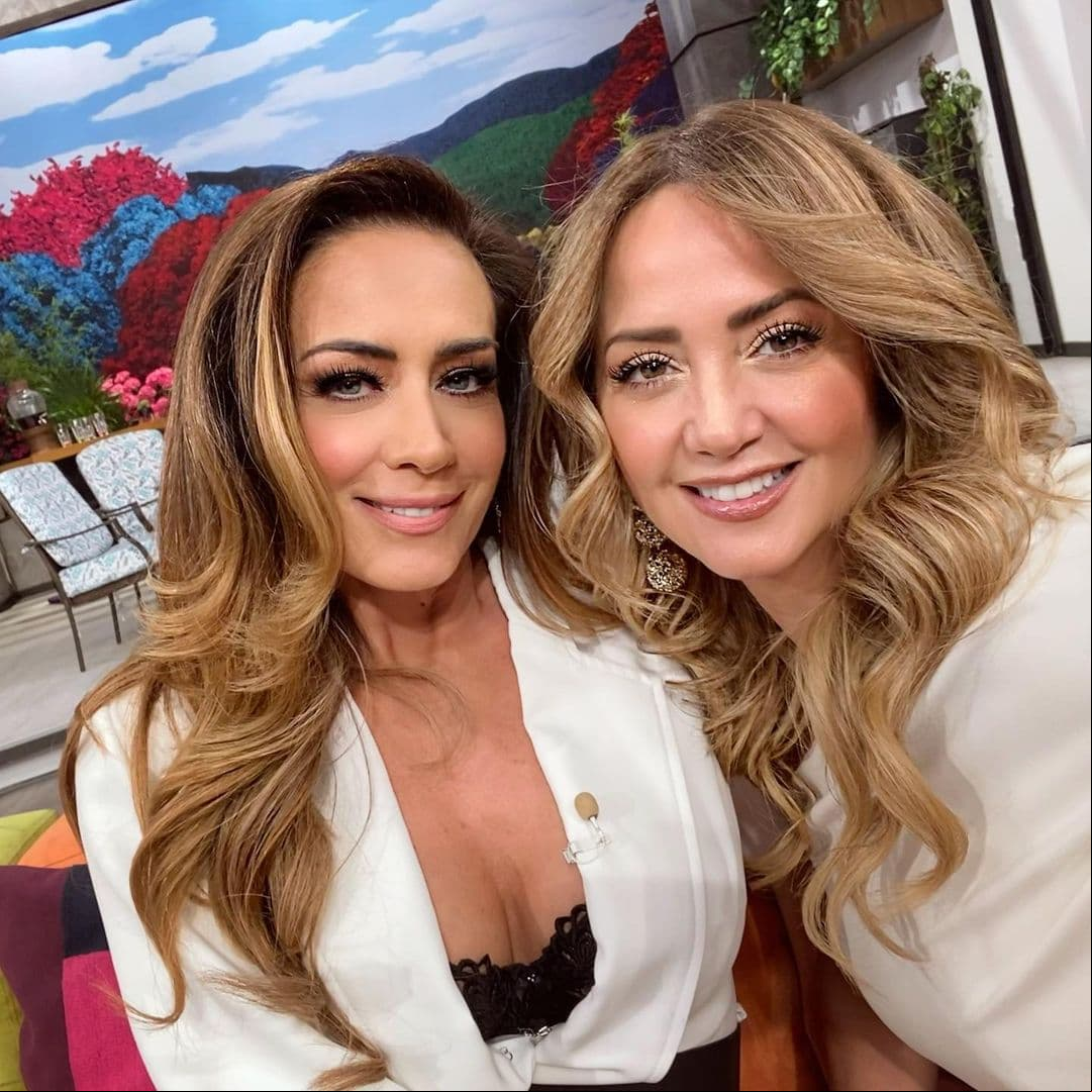 Andrea Legarreta compartió en sus redes sociales el placer que le dio compartir cámara con Anette y la describió como una mujer: “Preciosa, talentosa y encantadora”.