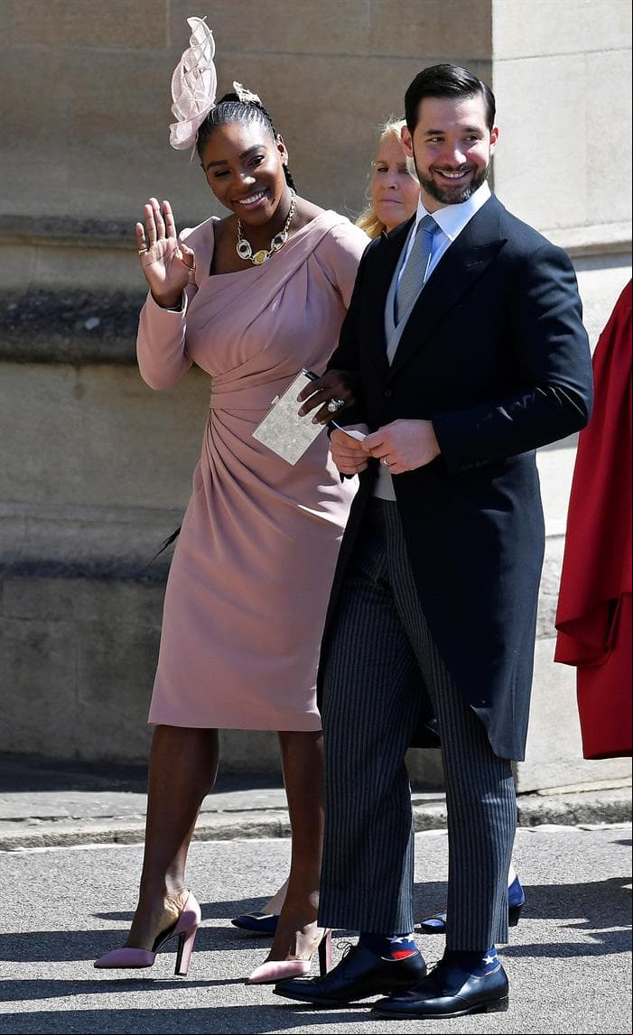 La tenista Serena Williams portó uno de los tocados más llamativos en un color rosa pálido y arribó muy sonriente con su esposo Alexis Ohanian.