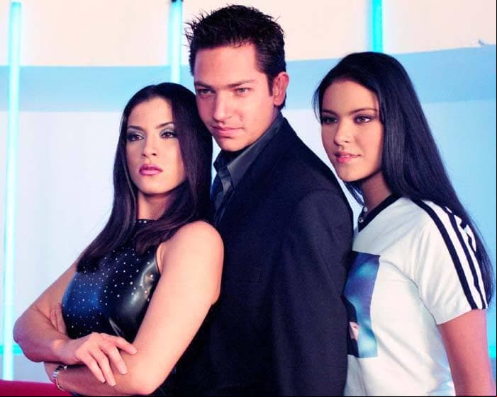 Aunque Alessandra Rosaldo ya tenía una trayectoria marcada como vocalista del grupo Sentidos Opuestos, DKDA le permitió incursionar en el mundo de la actuación al darle vida a Brenda Sakal, una joven ambiciosa que lo único que quería era triunfar como solista, sin importarle destrozar el corazón de Rodrigo.