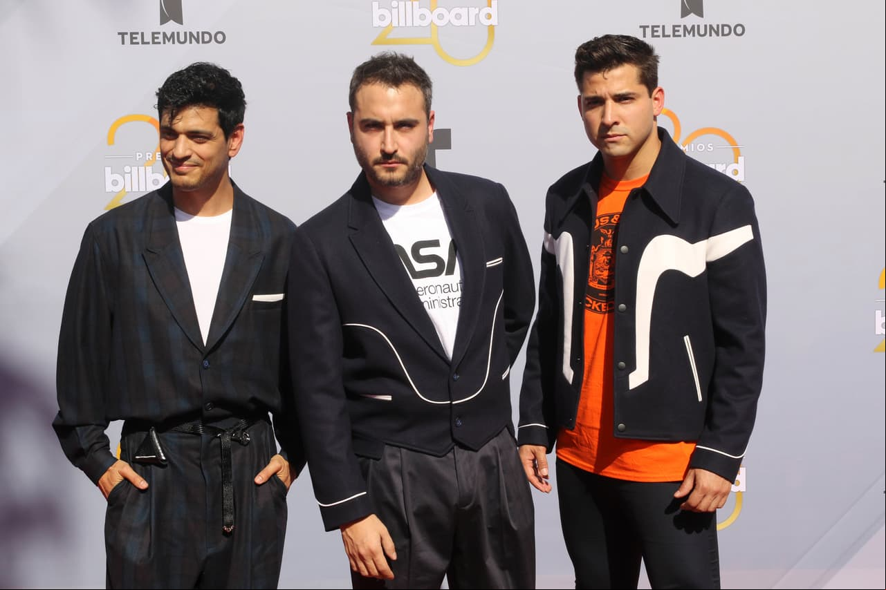 Los chicos de Reik fueron de los peor vestidos con atuedos muy out para la ocasión.