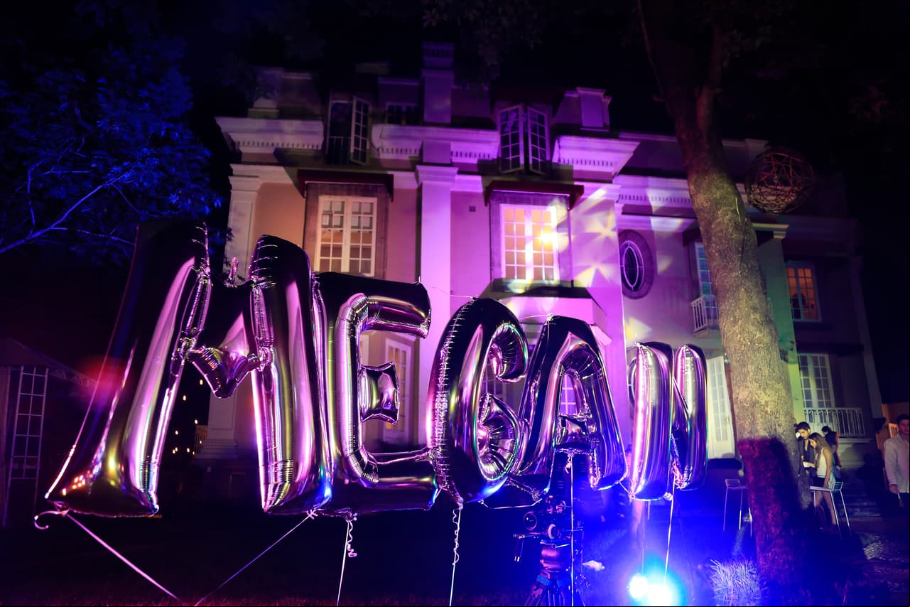 La fiesta contó con decoración increíble y luces espectaculares dignas de la festejada. ¡Había que echar la casa por la ventana!
