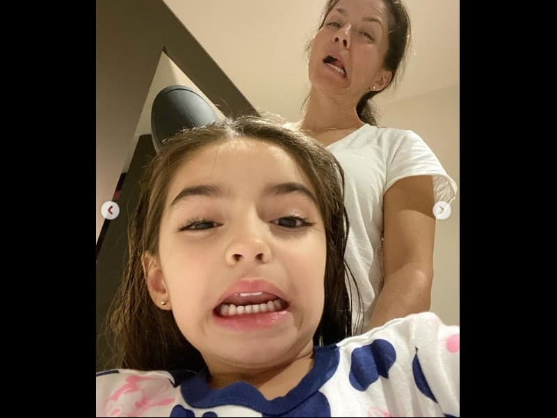 No es la primera ocasión que Aitana Derbez demuestra que heredó el talento de su famoso padre, en repetidas ocasiones sorprende por su simpatía en videos e incluso por sus habilidades para cantar, las cuales vienen de su mamá Alessandra Rosaldo.