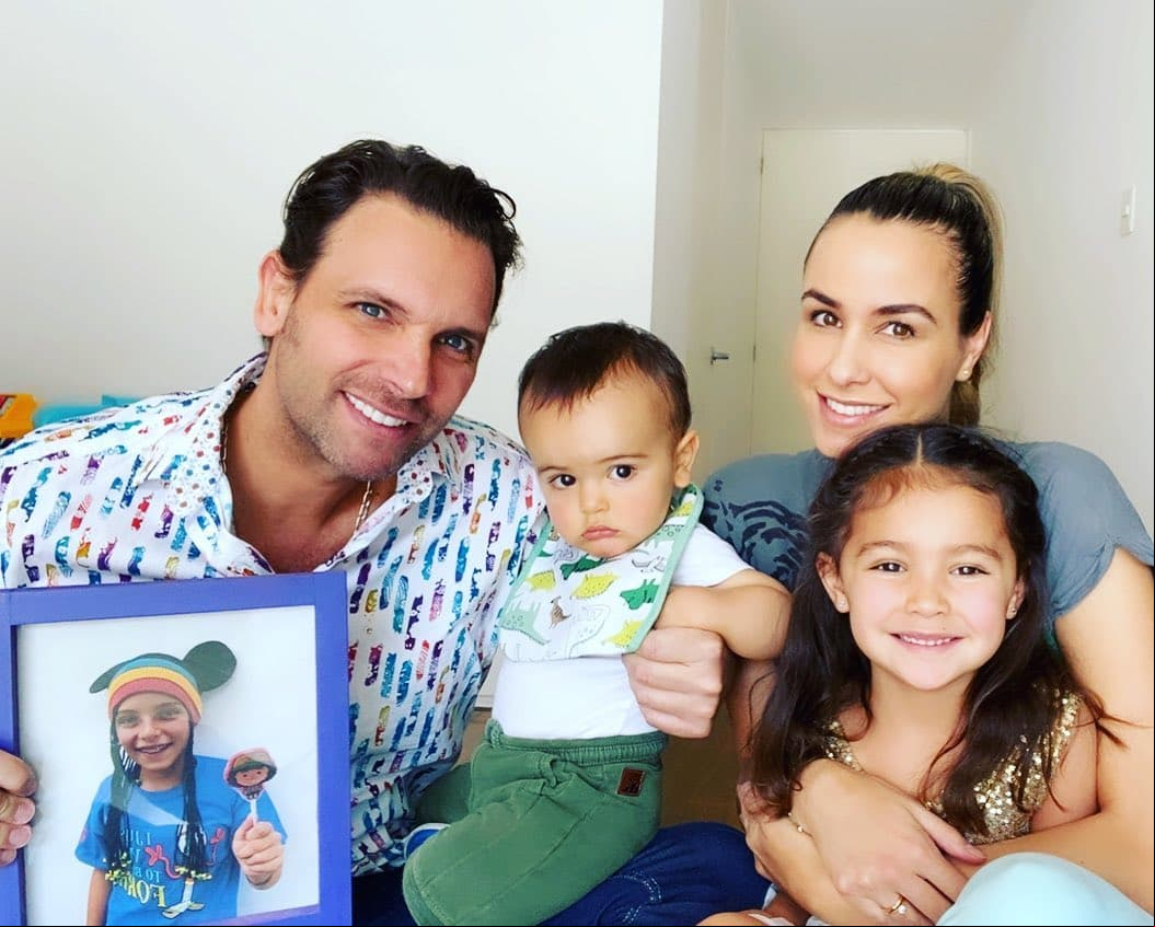 Odalys Ramírez y Patricio Borghetti anunciaron que de manera oficial estaban libres de COVID-19 luego de practicarse un segundo test. “No les puedo explicar mi felicidad de poderlos besuquear de nuevo a todos”, expresó la conductora con una emotiva fotografía con su familia.