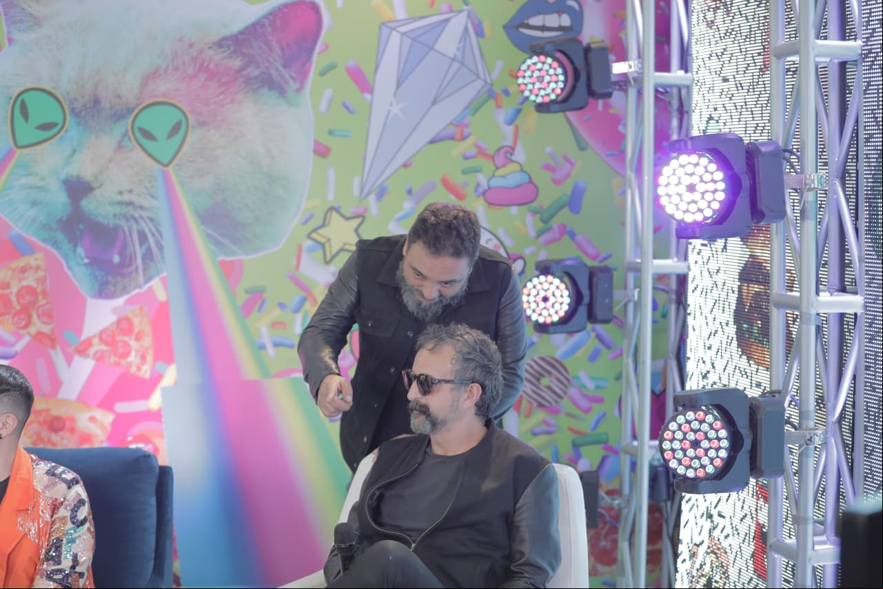 Apenas comienzan los Premios Telehit 2019 y la diversión ya arrancó en el área de camerinos y prensa con los artistas. Paco Ayala y Tito pasan el tiempo en el set de Popurrí antes de subir al escenario del Foro Sol.