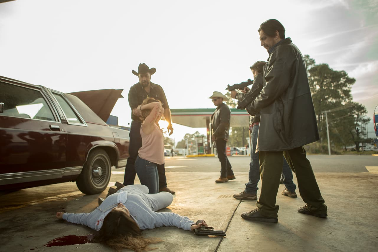 En el pleito, los hombres asesinan a "Gina" y secuestran a "Jessica"...