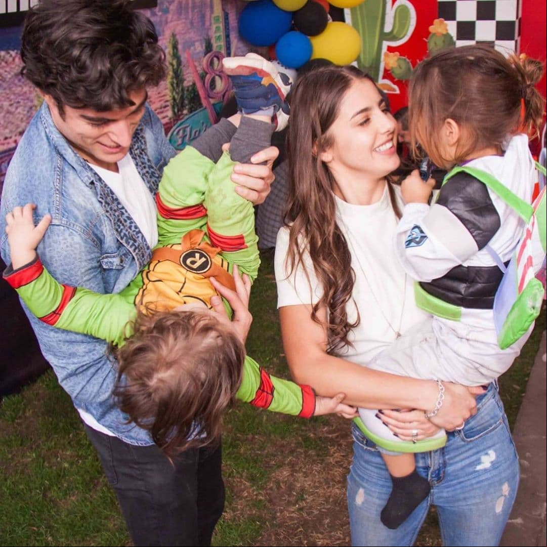 “¡3 años de conocer y estar con el amor de mi vida! 3 años de ser mamá y todavía no me cae el 20, todavía sigo sintiendo mariposas cuando Marcelo me dice ‘Mami, te amo’. No entiendo lo rápido que pasa el tiempo y (él sigue creciendo), cada día tiene alguna ocurrencia nueva que me mata de amor”, dijo Michelle en un post de Instagram.