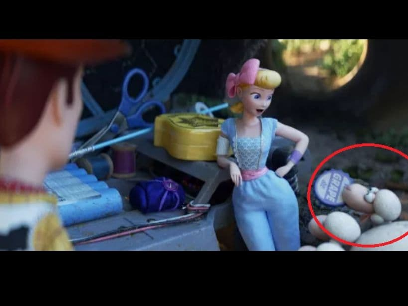 Una de las ovejitas de Betty carga el pin que Carl Fredricksen usa en Up (2009).