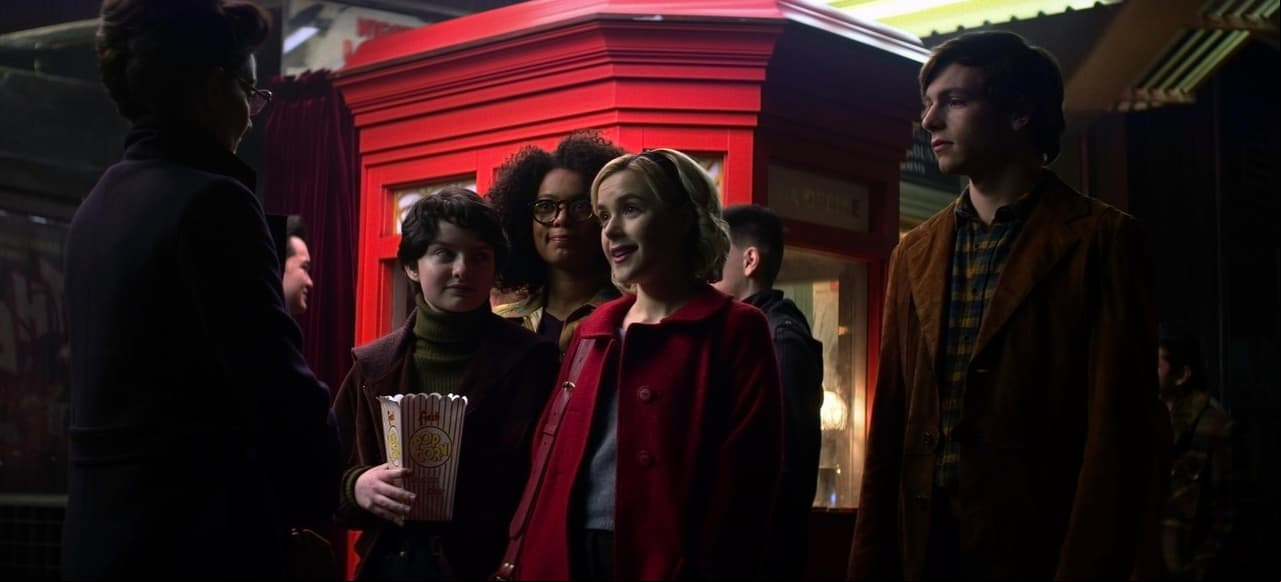 ‘Sabrina Spellman’ (Kiernan Shipka) es mitad mortal, mitad bruja. Apenas está empezando su educación como hechicera oscura, a pesar de tratar de llevar su vida como una estudiante normal.