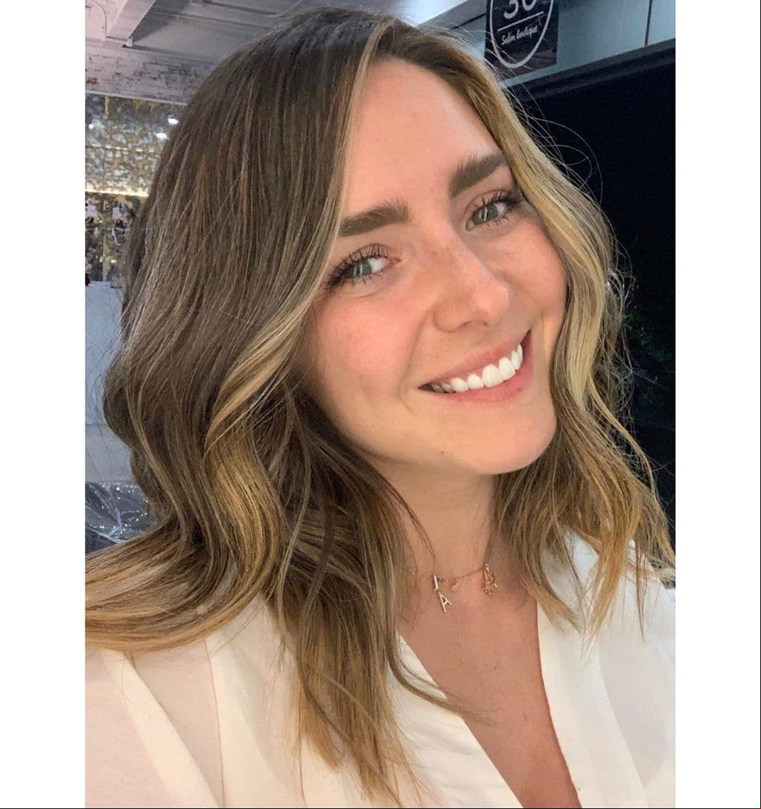 "Volver a este look cálido está increíble. El efecto de babylights en rubio dorado ha logrado darle mas luz a su piel y ojos, para así lucir en tendencia", explica la maquillista y estilista profesional Martha Barbosa, quien ha colaborado con estrellas de talla internacional como Sarah Kohan, pareja actual del futbolista Javier Hernández "Chicharito".
