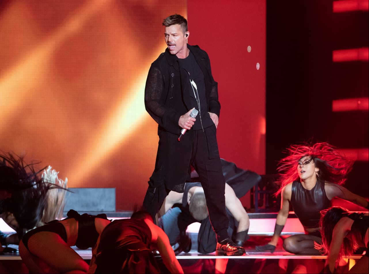 Ricky Martin comparte video con su esposo e hijos desde la cama