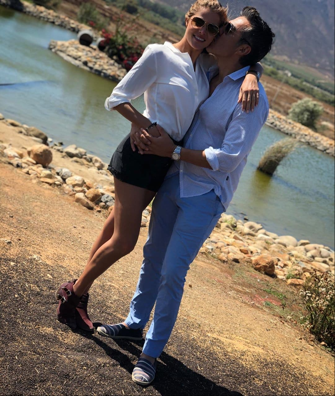 Adrián Uribe le entregó el anillo de compromiso a Thuany Martins a pocas semanas de haber cumplido un año de novios. Conoce aquí la historia de amor de la pareja.