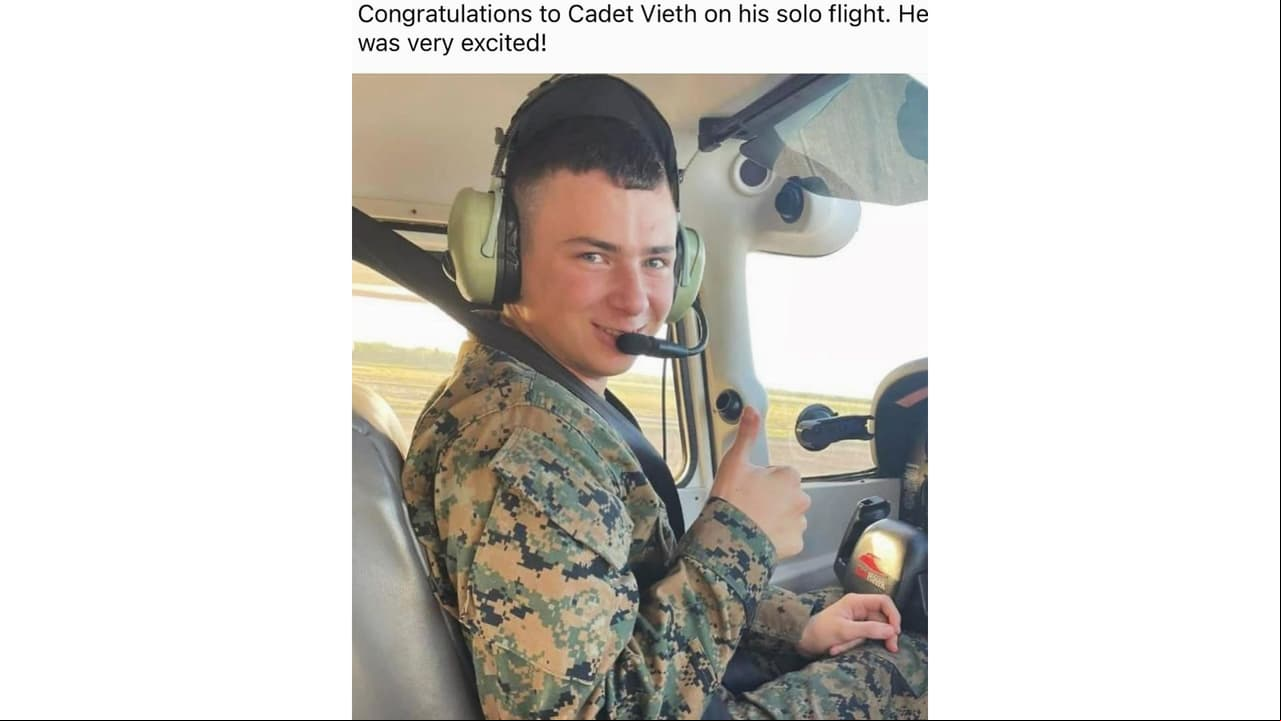 Leandro, hijo de Michelle Vieth, en su primer vuelo solo.
