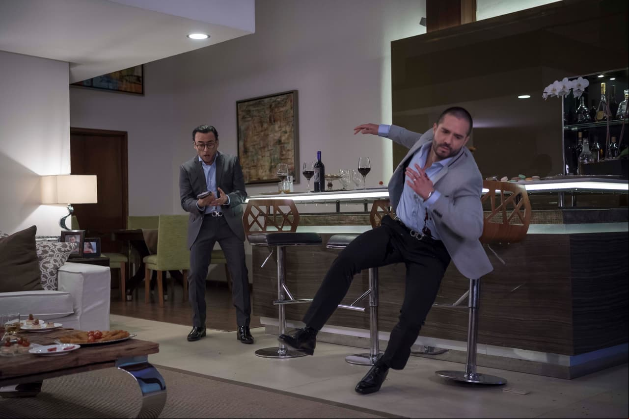 Alberto sacó una pistola y disparó accidentalmente.