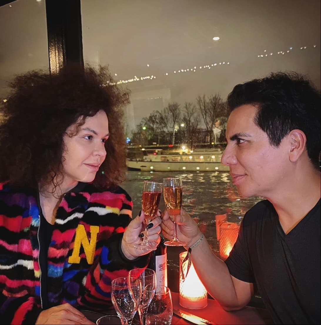 En cuanto a su vida privada, el comediante se encuentra en una relación amorosa con el médico dermatólogo Javier Ruiz, desde hace 12 años, tal y como lo muestra en sus redes sociales, donde incluso presumió su viaje a París, Francia, en febrero de este año para celebrarlo.