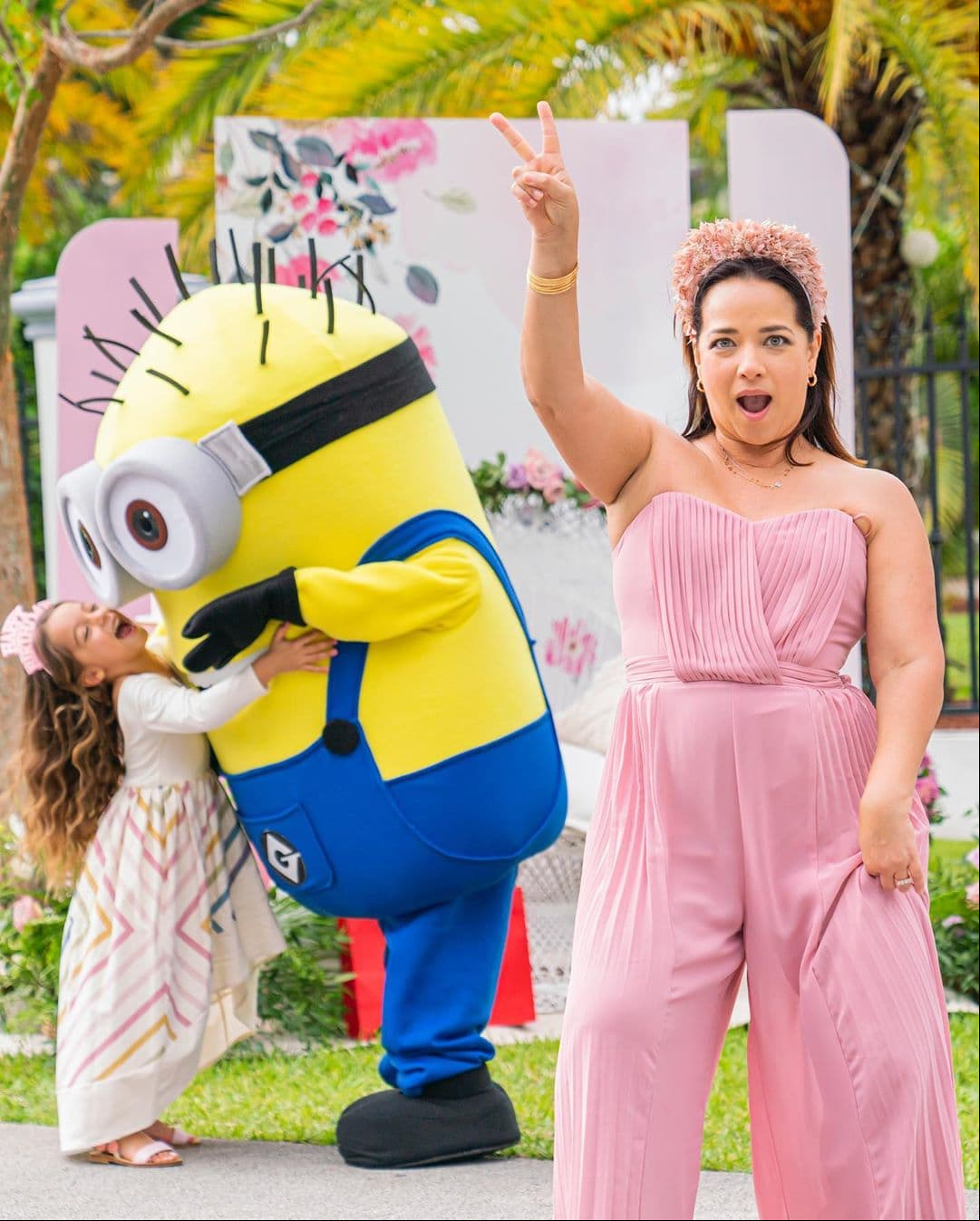 El cumpleaños número 49 de la presentadora de televisión contó con botargas de personajes infantiles como 'Minions', con los que su primogénita quedó fascinada.