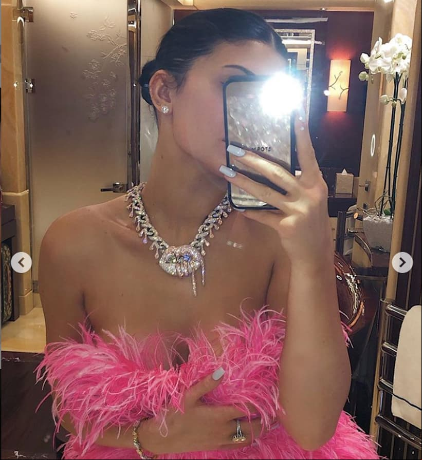Travis Scott, novio de Kylie, le obsequió un collar con eslabones de diamantes, el cual tiene un dije similar al logotipo de su marca de cosméticos, según E! News, este rio tiene un costó de entre 350 mil a medio millón de dólares.