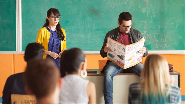 Martha Higareda y Omar Chaparro en No manches Frida