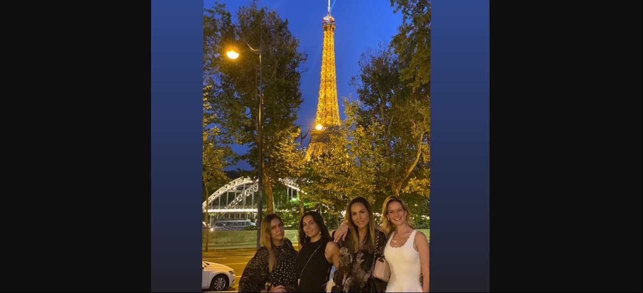El día de la boda, Altair Jarabo no solo protagonizó un romántico retrato con su ahora esposo; también posó junto a las actrices desde un balcón en el que se aprecia la famosa Torre Eiffel.