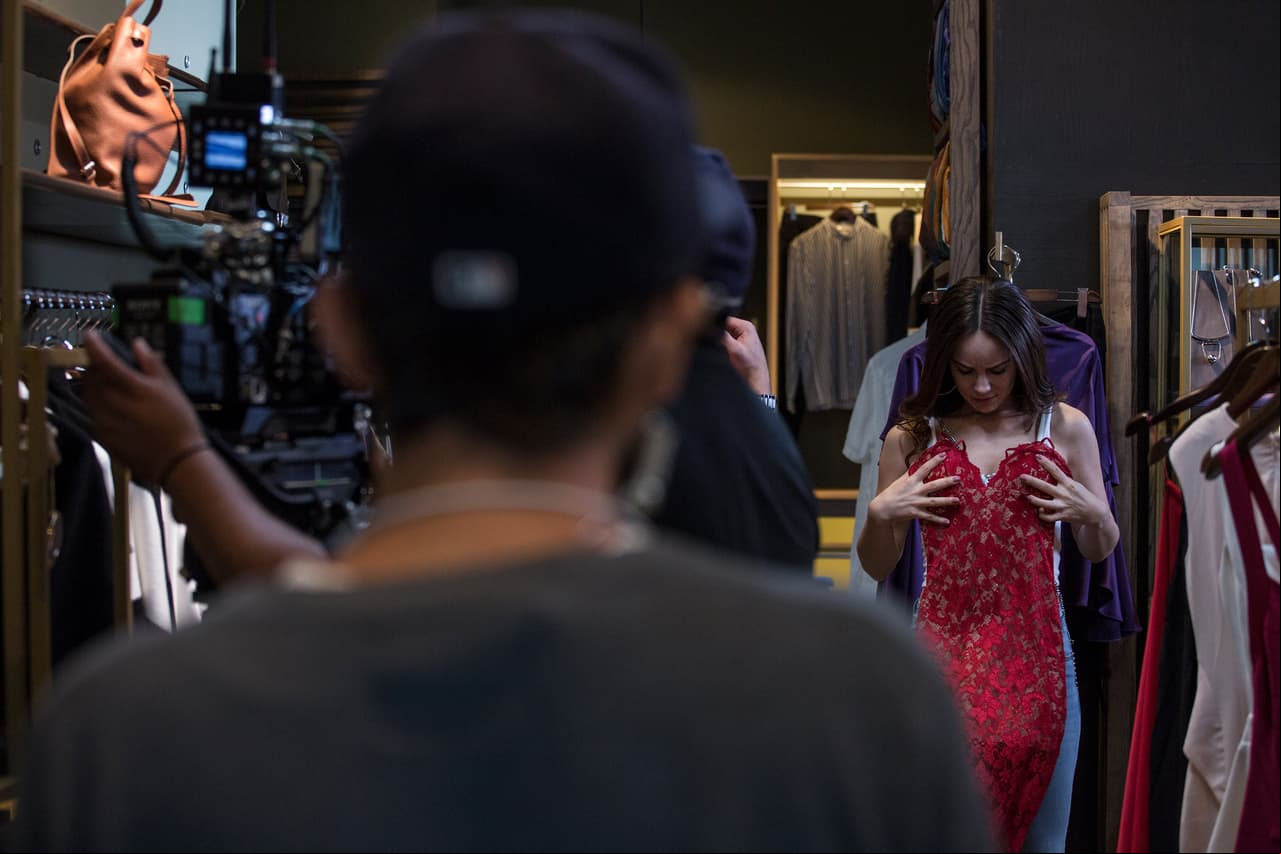¡'Rubí' da con el vestido perfecto! Está lista para su primer objetivo: impactar al millonario que podría darle la vida que tanto desea.