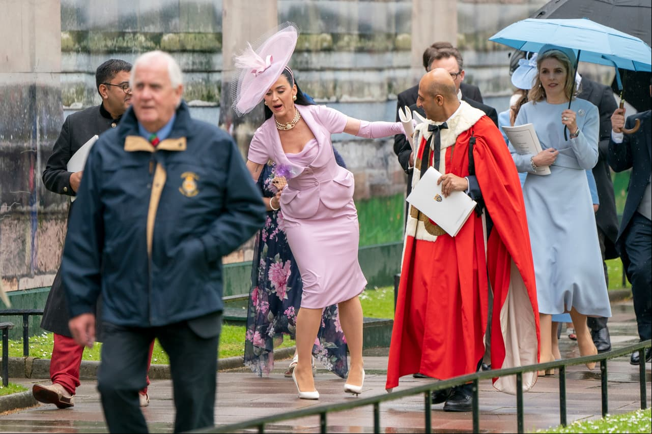 Katy Perry pierde el equilibrio tras la ceremonia de coronación del rey Carlos III.