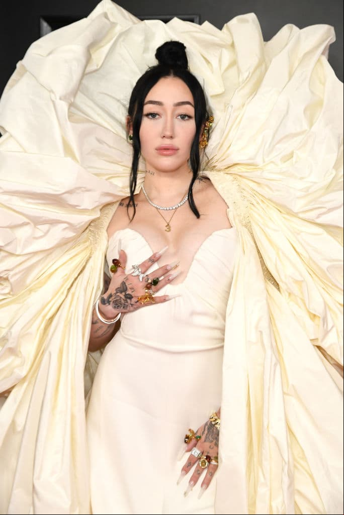 Noah Cyrus robó miradas por extravagante vestido color hueso de Schiaparelli, lo que le valió cientos de ovaciones.