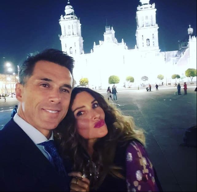 A pesar de que nunca se casaron, a finales de los años 90, el actor formó una familia con la actriz uruguaya Bárbara Mori y con su hijo Sergio Mayer Jr. La relación no prosperó y años después, el actor contrajo matrimonio con la actriz Isabella Camil, con quien, en junio de este año, celebró 15 años de relación.