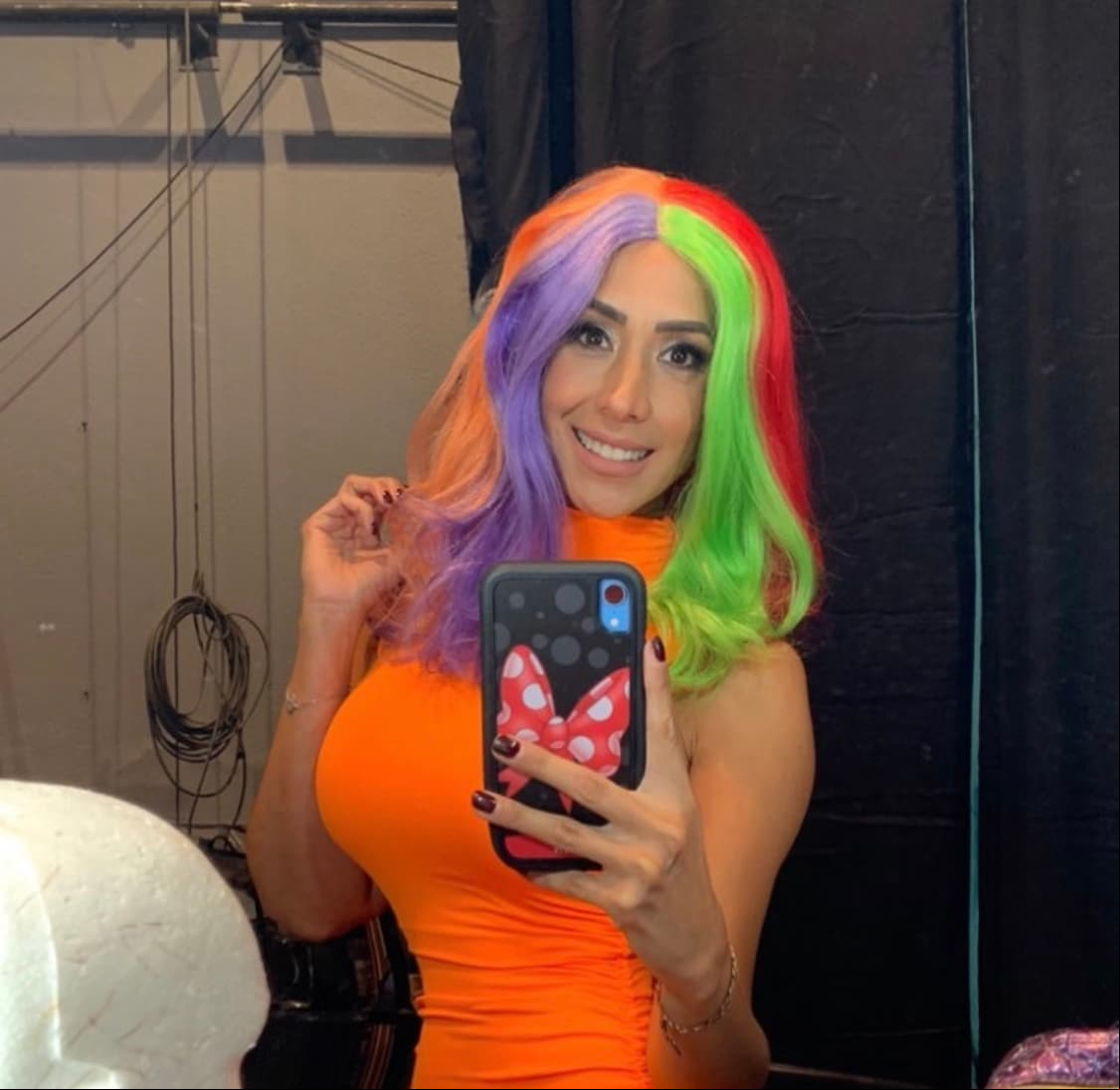 Pero no solo filtros. El pasado martes 13 de octubre, Cynthia Urías presumió una divertida peluca multicolor que combinaba a la perfección con un vestido anaranjado.