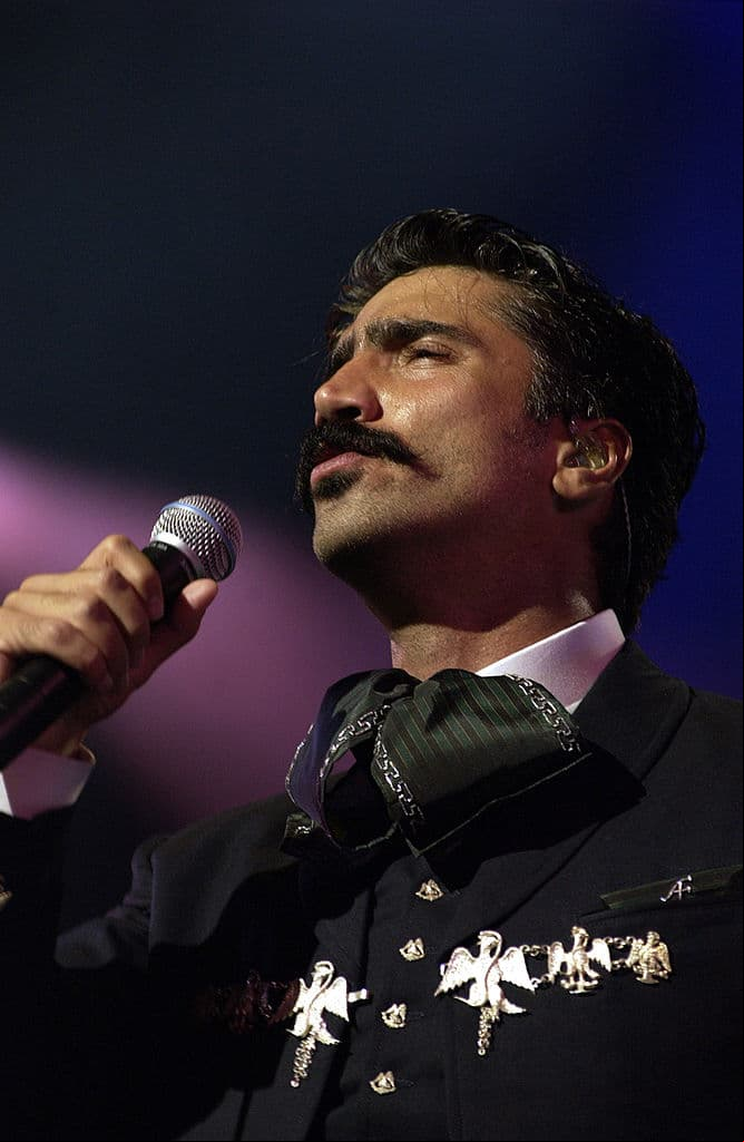 Una vez que dejó claro que el mariachi y las baladas eran estandarte de su sello musical, Alejandro lanzó el álbum ‘A Corazón Abierto’, con el que enamoró con baladas como: “Me dediqué a perderte”. Este trabajo lo llevó a Europa, donde también se inspiró para realizar el álbum ‘México-Madrid, en directo y sin escalas’.