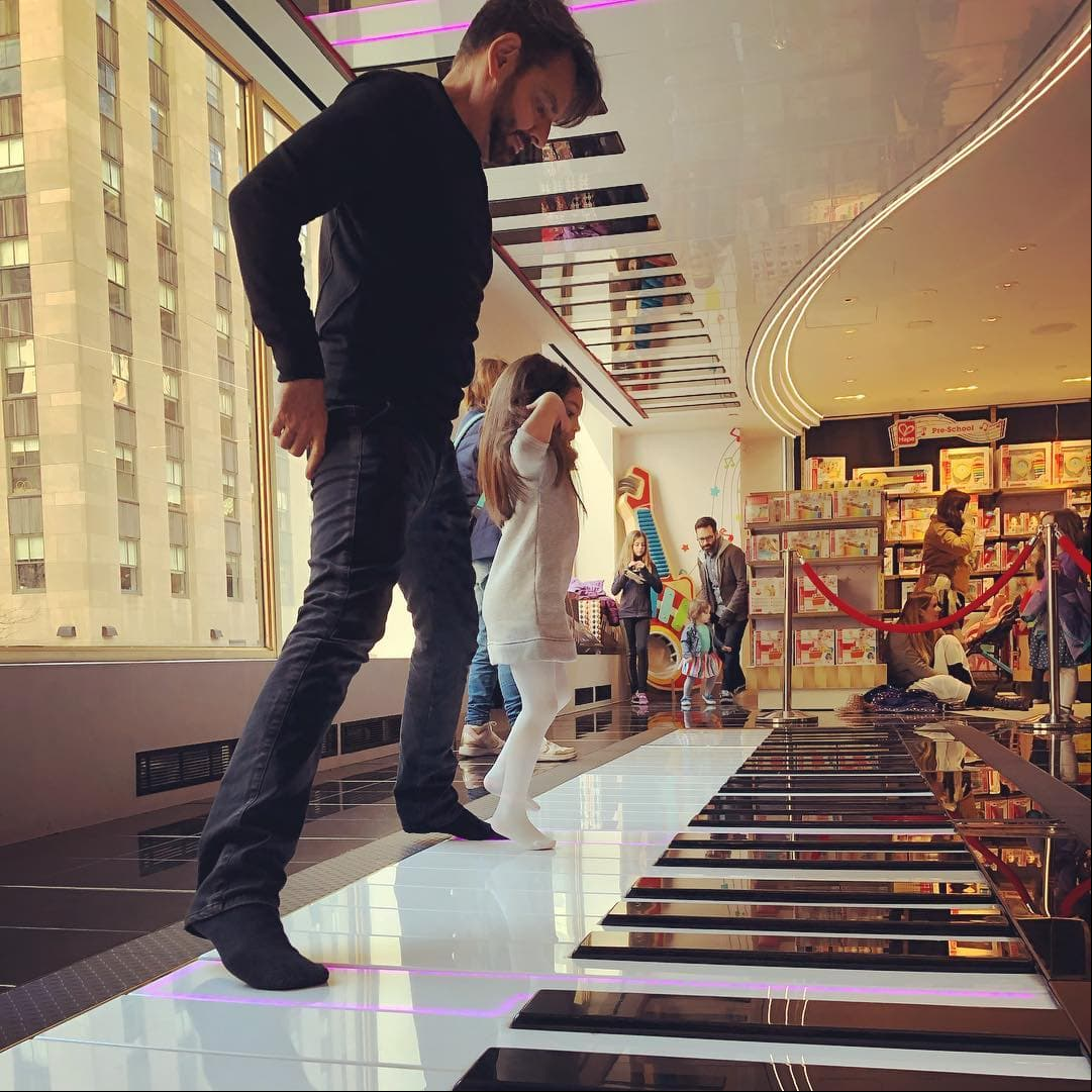 Aitana, quien cumplió 4 años el pasado mes de agosto, se la pasó increíble en la juguetería FAO Schwarz con su padre.
