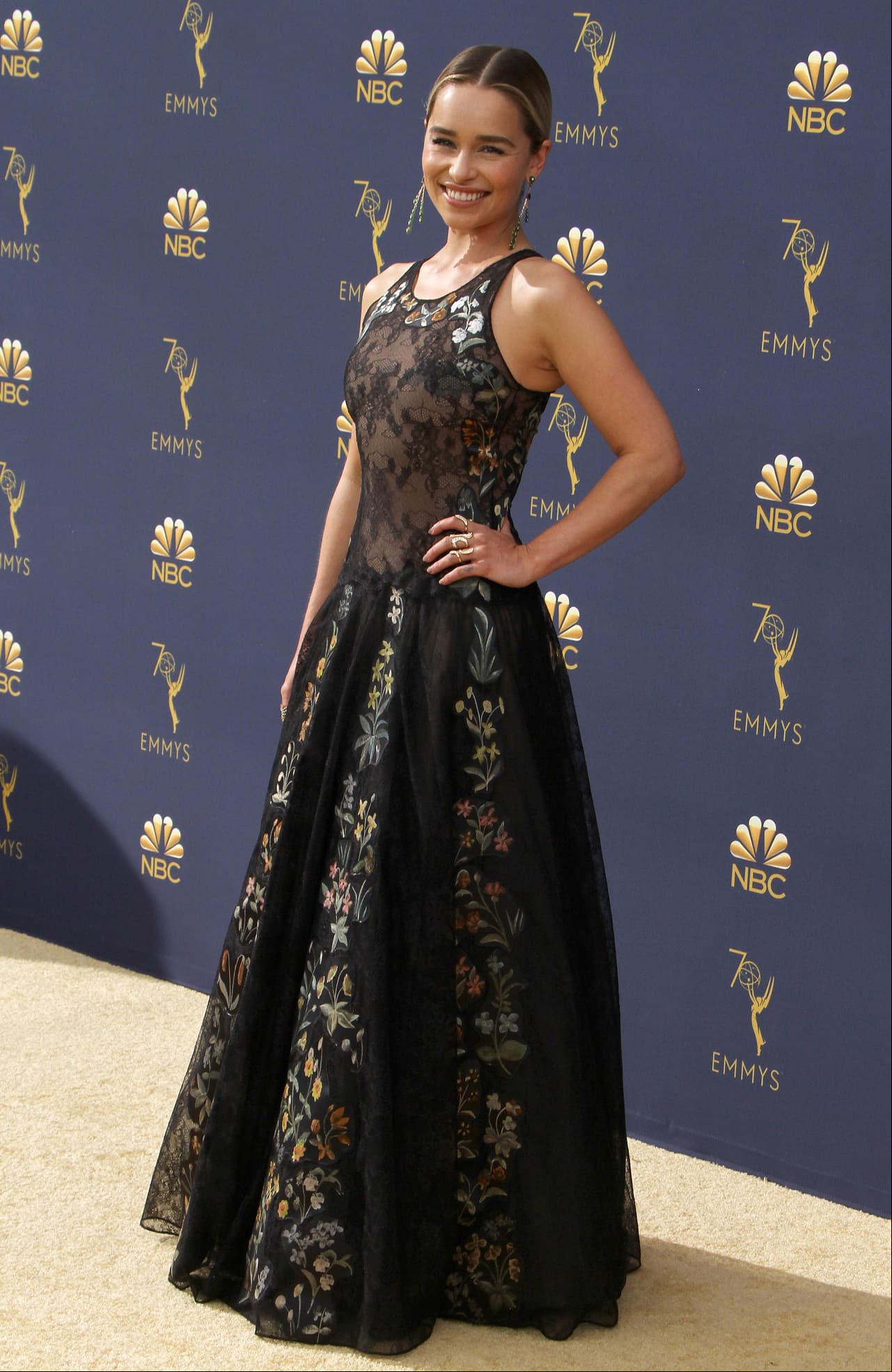 Emilia Clarke portó con un atuendo floreado y pese a enamorar con su sonrisa, uvo dentro de las peor vestidas